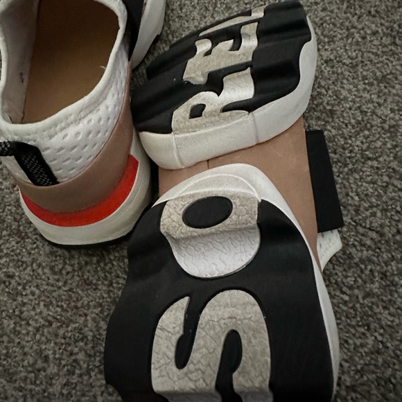 Womens size 8 athletic shoe - Picture 4 of 4